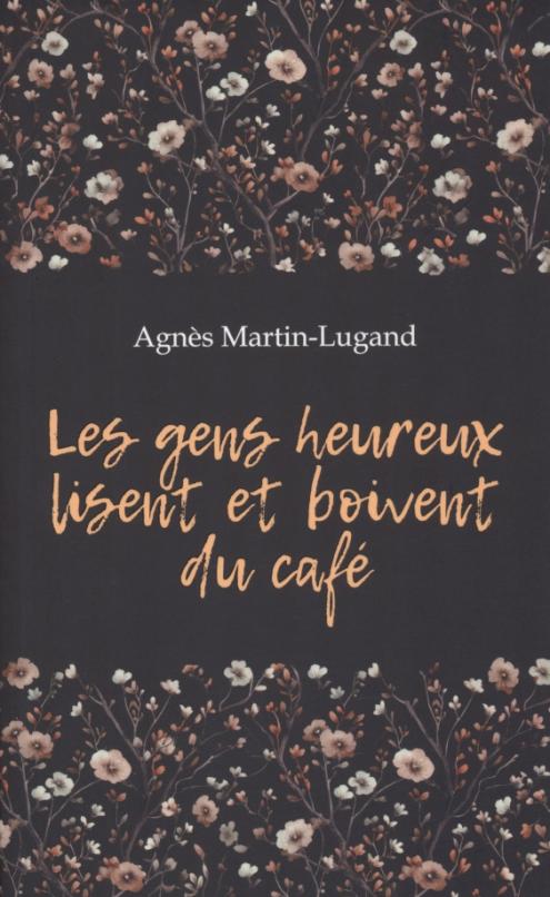 Les gens heureux lisent et boivent du cafe